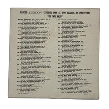 Load image into Gallery viewer, Mantovani : MANTOVANI CONDUCTS AROUND THE WORLD
